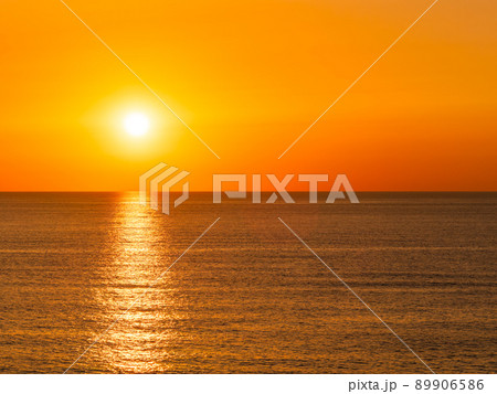 美しい初夏の日本海の夕景　御野立公園から望む美しい夕陽 89906586