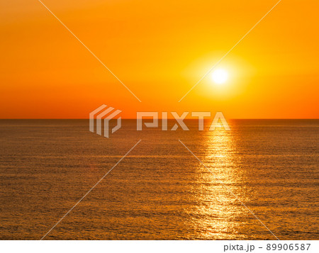 美しい初夏の日本海の夕景 御野立公園から望む美しい夕陽 美しい初夏の日本海の夕景 御野立公園から望む美しい夕陽 89906587