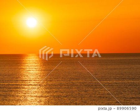 美しい初夏の日本海の夕景　御野立公園から望む美しい夕陽 89906590