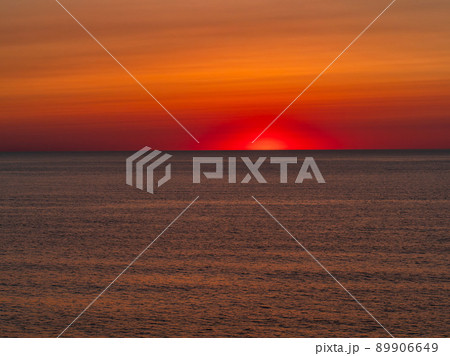 美しい初夏の日本海の夕景 御野立公園から望む美しい夕陽 美しい初夏の日本海の夕景 御野立公園から望む美しい夕陽 89906649
