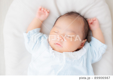 元気な赤ちゃんの寝顔　バンザイ寝 89906987