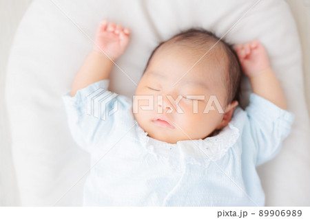 バンザイをして寝ている赤ちゃん 89906989