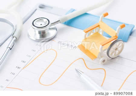 車椅子と聴診器とグラフ 89907008