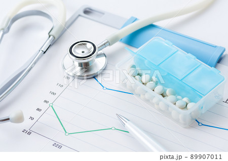 薬と聴診器とグラフ 89907011