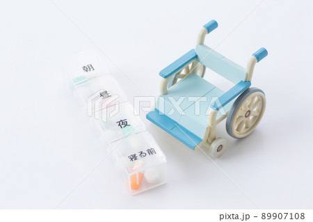 薬ケースと車椅子 薬ケースと車椅子 89907108