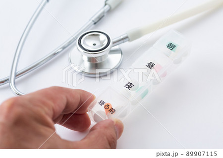 薬ケースと聴診器 89907115