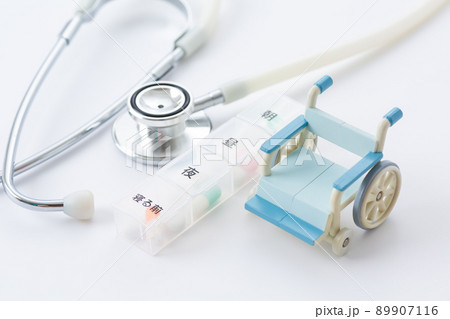 薬ケースと車椅子と聴診器 薬ケースと車椅子と聴診器 89907116