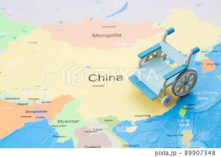 車椅子と地図 89907348