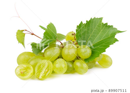Green grapes isolated on white background. Fresh bunch of organic grapes with leaves. 89907511