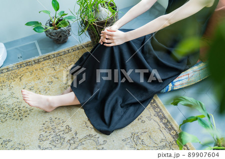 観葉植物に囲まれてリラックスする女性 観葉植物に囲まれてリラックスする女性 89907604