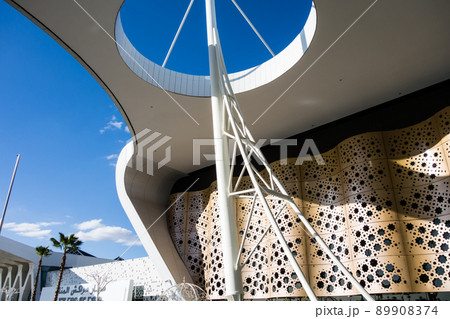 近代的で斬新なデザインのモロッコ・マラケッシュの空港の建物 89908374