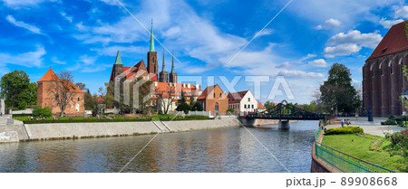 bridge to island Tumski, Wroclaw, Poland 89908668