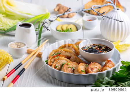 Traditional Japanese gyoza dumplings. 89909062