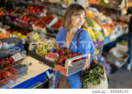 Woman shopping food at market 89909143