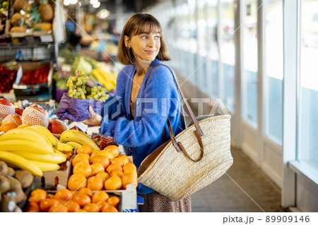 Woman shopping food at market 89909146