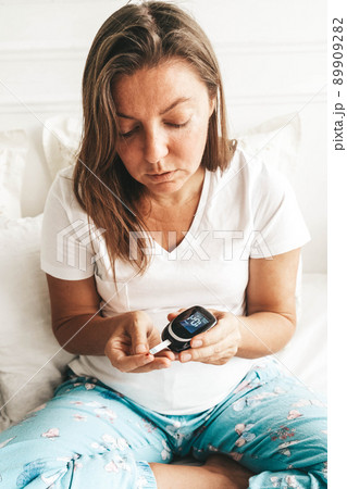 Measurnig blood sugar level 89909282