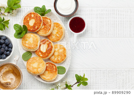 Cottage pancakes with jam, sour cream and berries Cottage pancakes with jam, sour cream and berries 89909290