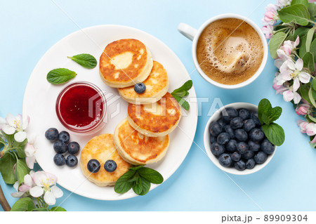 Cottage pancakes with berries 89909304