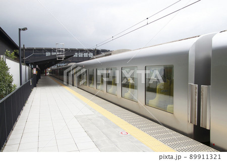 西武特急ちちぶ号と西武秩父駅ホーム 89911321
