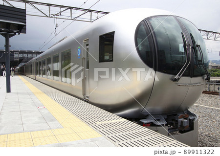 西武特急ちちぶ号と西武秩父駅ホーム 89911322