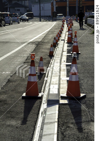道路工事現場のカラーコーン 89911624
