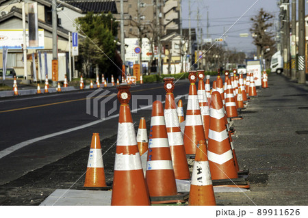 道路工事現場のカラーコーン 89911626