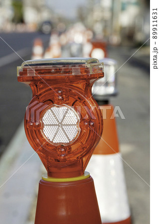 道路工事現場のカラーコーン 89911631