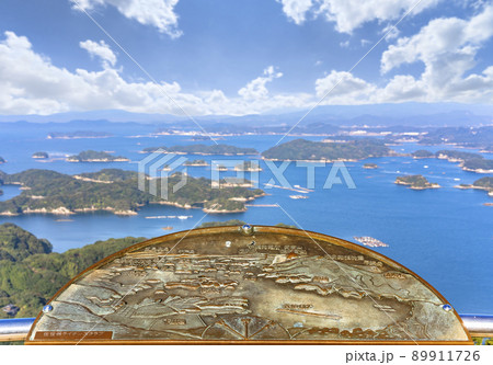 [九州・佐世保] 展海峰の銅レリーフマップと正面に広がる九十九島ののパノラマ。 89911726
