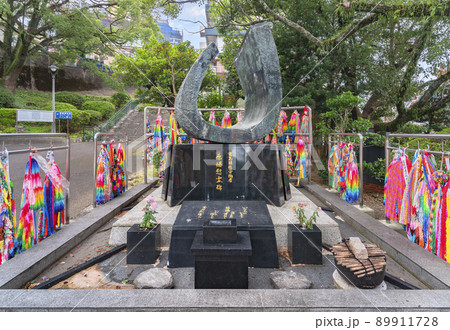 [九州・長崎] 電気通信労働者に寄付された原爆慰霊碑と全国の学生たちが作った千羽鶴。 89911728