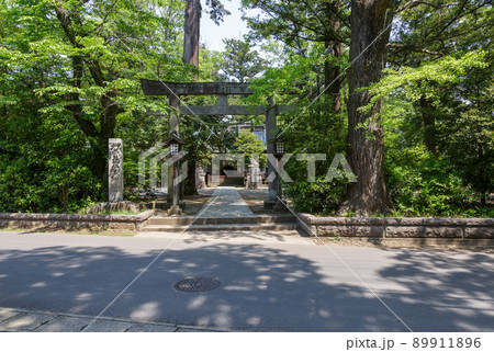 ニンニク祭りで知られる一ノ矢八坂神社の鳥居 ニンニク祭りで知られる一ノ矢八坂神社の鳥居 89911896