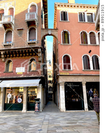 晴れた日のベネチアの街並みに表れたひっそりとした小道 晴れた日のベネチアの街並みに表れたひっそりとした小道 89911915