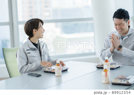 会社でランチ休憩をとるエンジニア 89912354