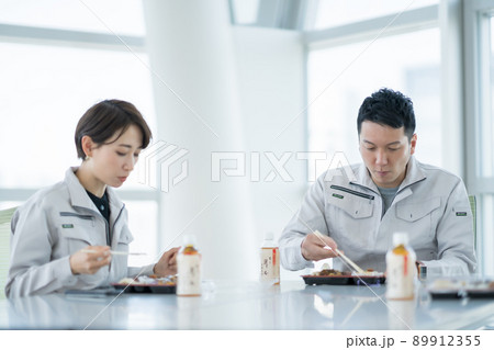 会社でランチ休憩をとるエンジニア 89912355