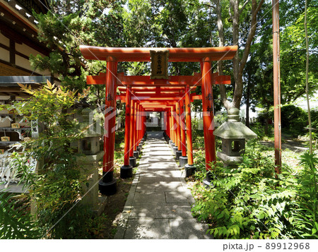 神社の色鮮やかな鳥居 神社の色鮮やかな鳥居 89912968