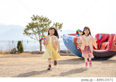 子供 女の子 友達 89913471