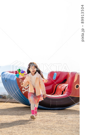 女の子 遊園地 風車 89913504
