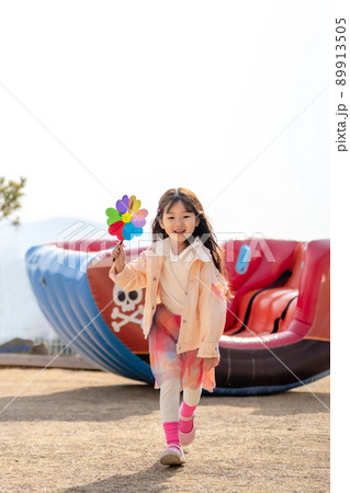 子供 女の子 風車 89913505