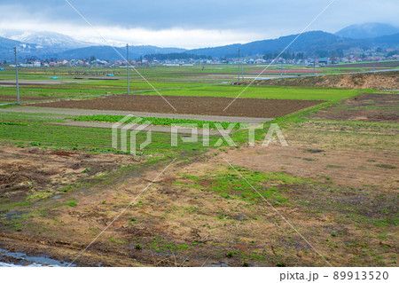 道の駅　花の駅千曲川付近の眺め　戸狩方向　田園風景　早春の季節 89913520