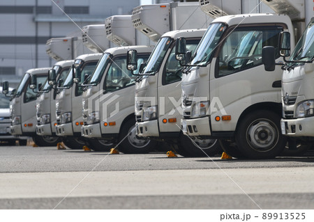 休日の流通倉庫　整列駐車したトラックの風景 89913525