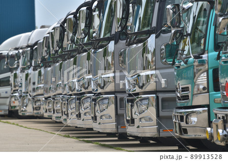 休日の流通倉庫　整列駐車したトラックの風景 89913528