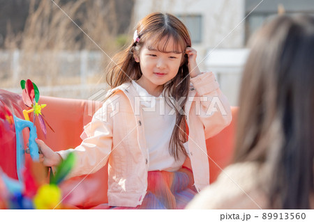 子供 女の子 遊園地 89913560