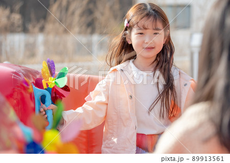 子供 女の子 遊園地 89913561