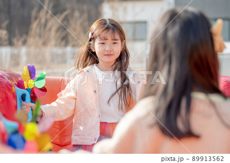子供 女の子 友達 89913562