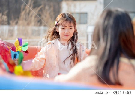子供 女の子 遊園地 89913563