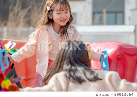 子供 女の子 遊園地 89913564