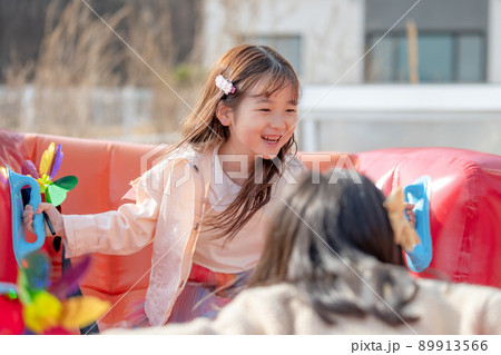 子供 女の子 遊園地 89913566