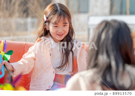 子供 女の子 遊園地 89913570