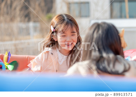 子供 女の子 遊園地 89913571