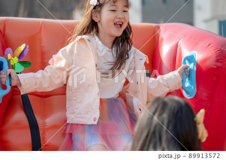 子供 女の子 遊園地 89913572