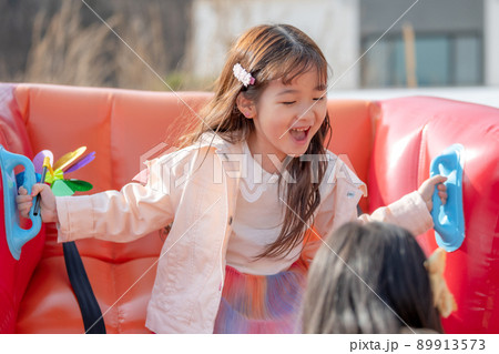 子供 女の子 遊園地 89913573